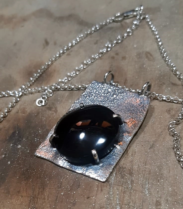Colgante Rústico y anillo de Plata con Obsidiana: Un Tesoro Artesanal de KAICURA.cl
