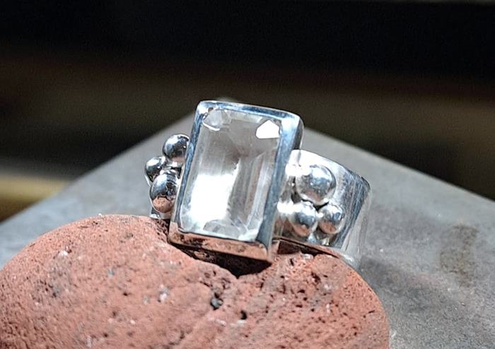 Anillo de Plata 950 con Cuarzo Cristal: Una Joya Inspirada en la Magia del Sur